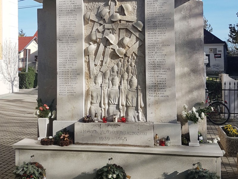 T&ouml;rt&eacute;nelmi eml&eacute;keink - II. vil&aacute;gh&aacute;bor&uacute;s eml&eacute;khely