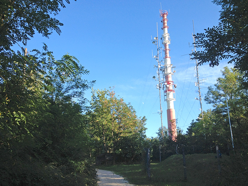 T&uacute;ra a ny&uacute;li "hegyekben" - A r&aacute;di&oacute; torony